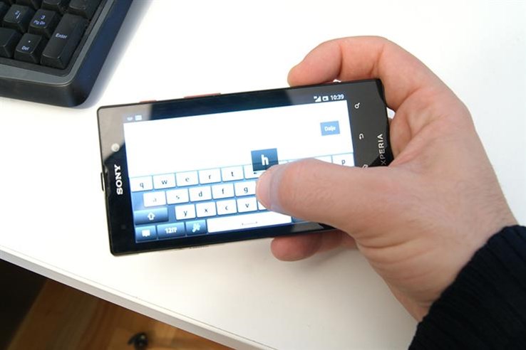 Sony Xperia Ion (16).jpg